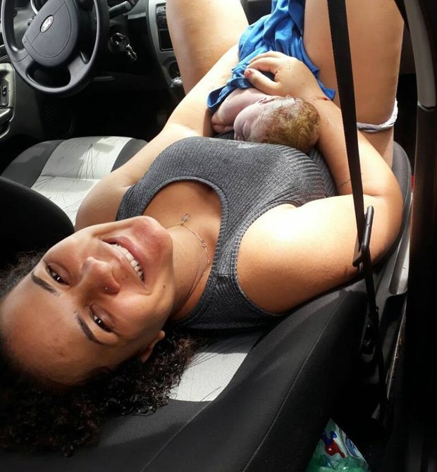 Marina nasceu no carro, em um parto natural a jato. Na foto, ela já nos braços de sua mãe, Vanessa (Foto: Arquivo pessoal/ Vanessa Braga)