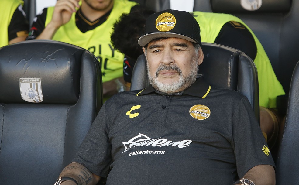 Maradona no banco de reservas do Dorados de Sinaloa â€” Foto: EFE/Enrique Contla