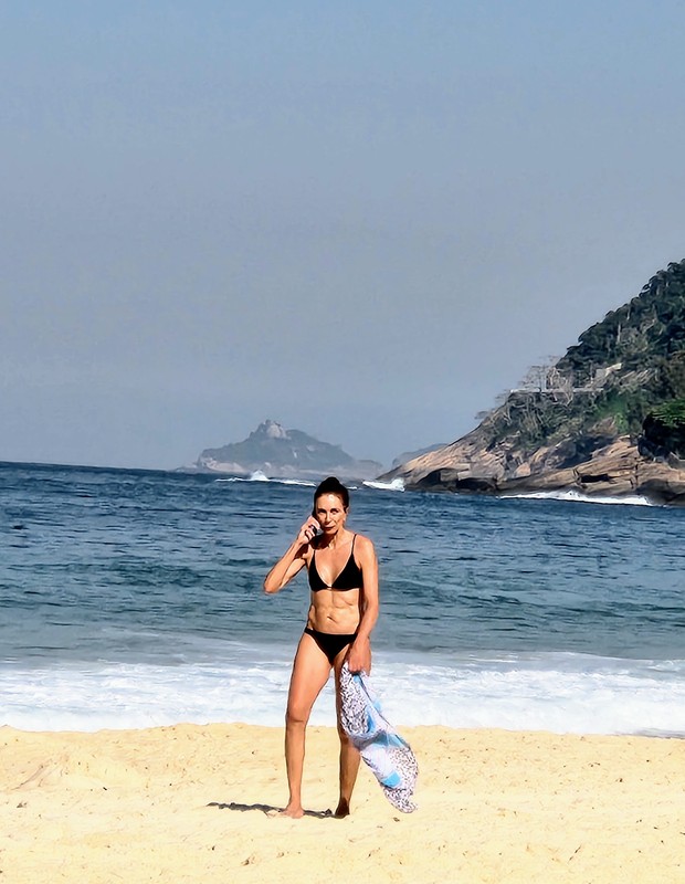 Ex-jogadora de vôlei Isabel curte dia em praia carioca (Foto: Daniel Delmiro/AgNews)