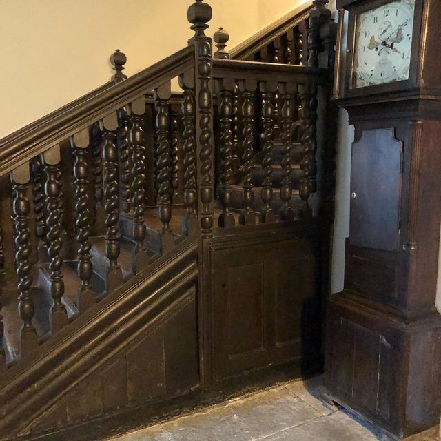 Escada medieval sob a qual foram encontrados os objetos (Foto: Reprodução Instagram/@plas.uchaf)