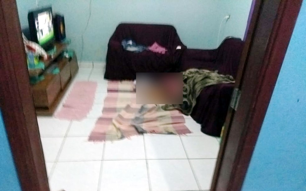 Francielli Maria de Oliveira Arruda foi encontrada morta debruçada sobre o sofá e o chão na sala da casa dela (Foto: Polícia Militar de MT)
