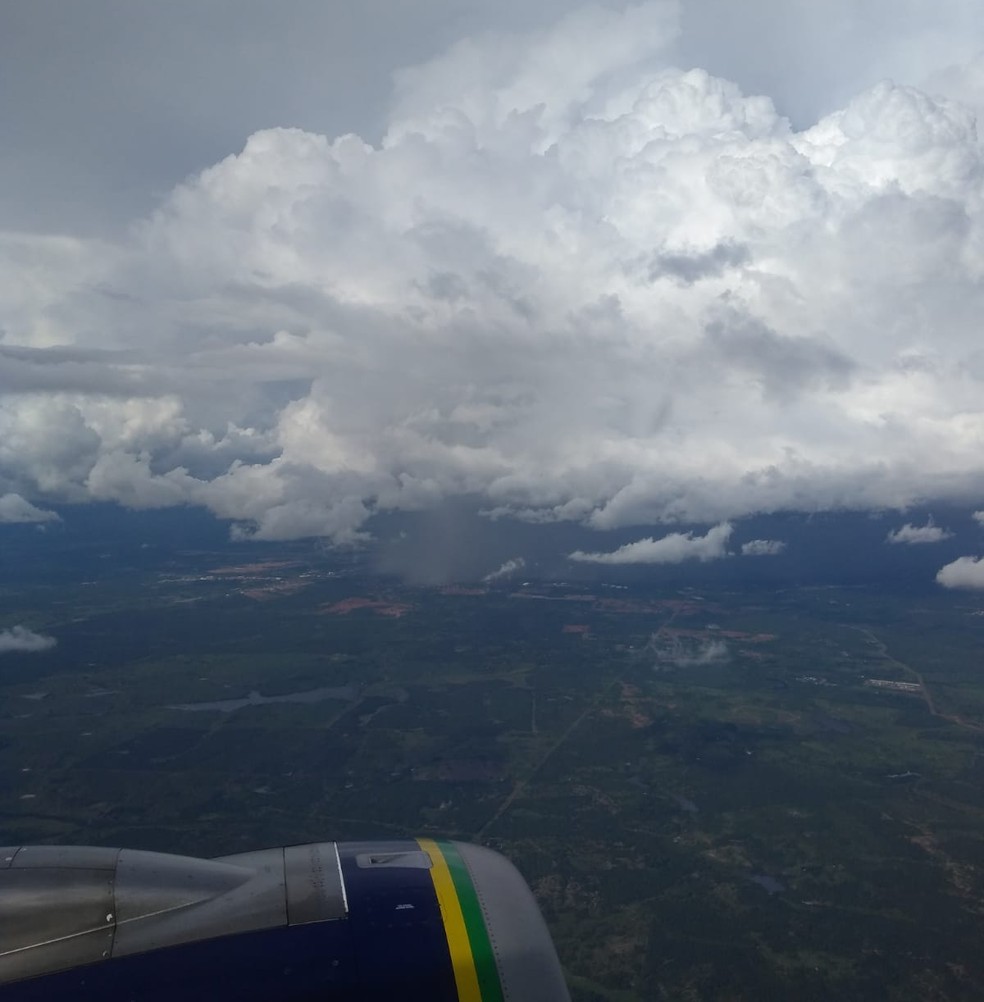 Tempo estava fechado para chuva durante voo de SP a MT — Foto: Edinaldo Pereira;Arquivo pessoal