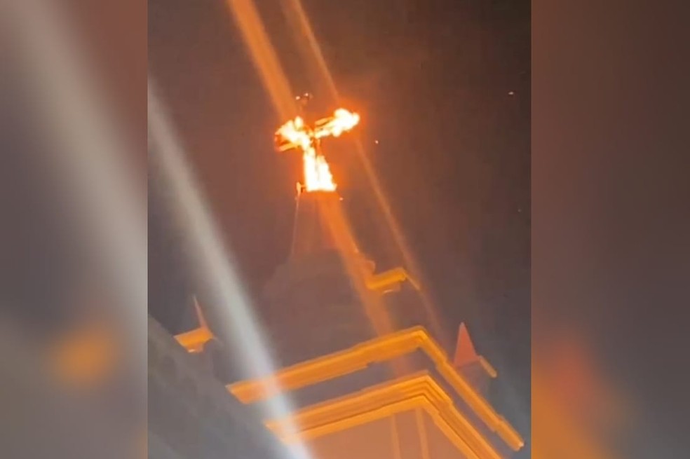 Cruz feita com material de acrílico ficou consumida pelas chamas em Missão Velha, no Ceará — Foto: Arquivo pessoal