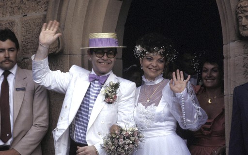Ex-mulher de Elton John diz que casal tentou ter filhos, mas não conseguiu
