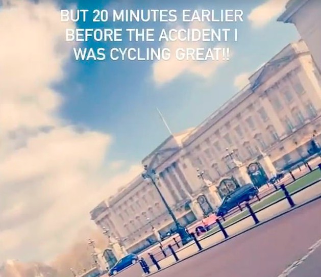 A atriz Rebel Wilson em seu passeio de bicileta por Londres, passando em frente ao Palácio de Buckingham (Foto: Instagram)