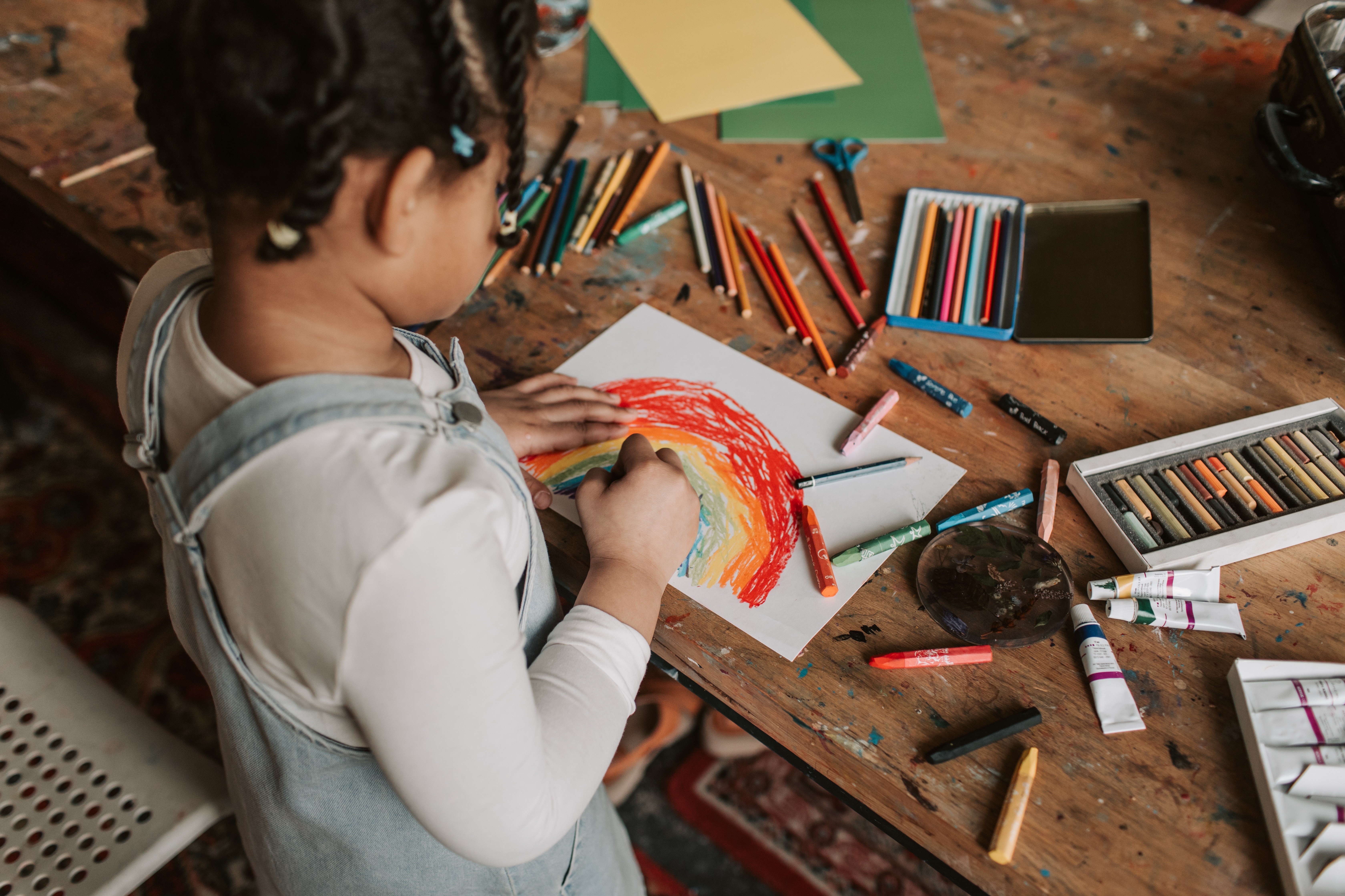 Criança pinta desenho (Foto: Vlada Karpovich/Pexels)