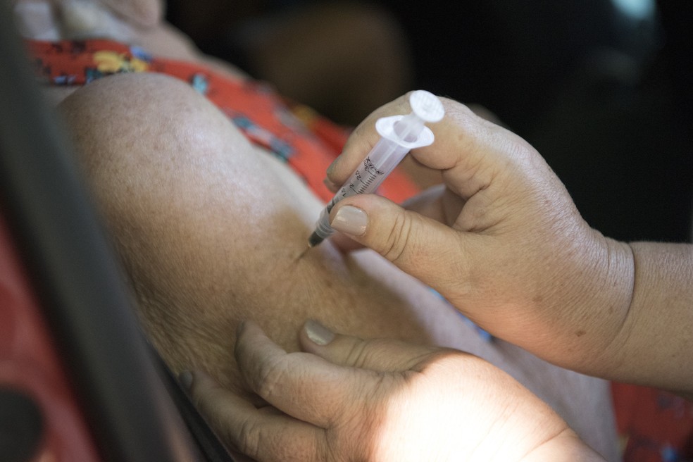 Começa a vacinação de idosos contra a Covid-19.  — Foto: DELMIRO JUNIOR/AGÊNCIA O DIA/AGÊNCIA O DIA/ESTADÃO CONTEÚDO