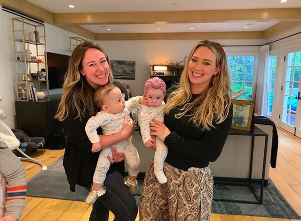 A atriz e cantora Hilary Duff com a filha no colo e ao lado da irmã, com a sobrinha da artista  (Foto: Instagram)