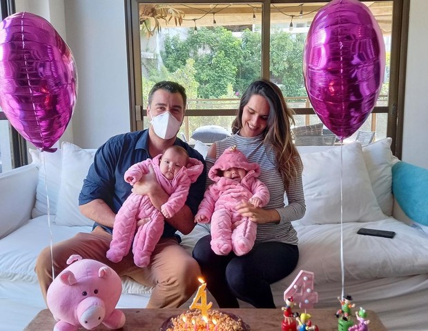Marcella  Fogaça e Joaquim Lopes celebram 4 meses das filhas (Foto: Reprodução/Instagram)