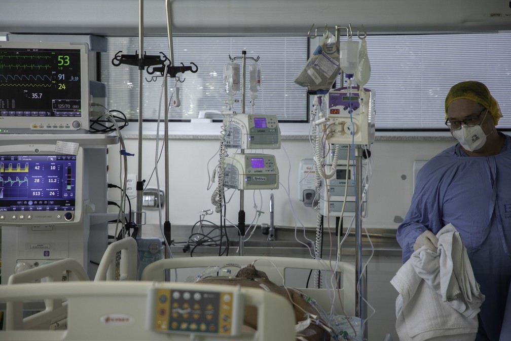 Médicos trabalham na recuperação de pacientes internados com coronavírus na UTI do hospital Emílio Ribas, região central de São Paulo, na manhã desta sexta-feira (14). — Foto: Bruno Rocha/Estadão Conteúdo
