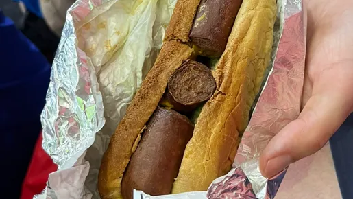 Torcida critica comida nos estádios; cachorro pouco apetitoso viralizou