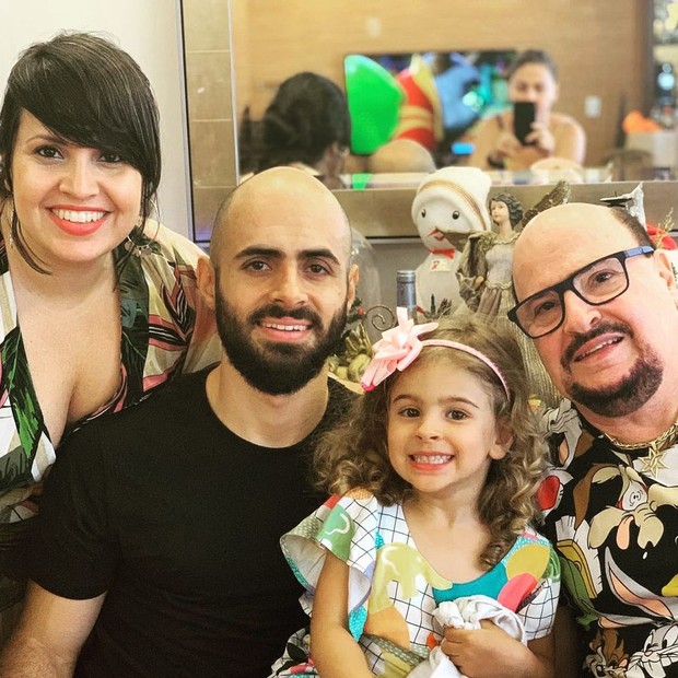 Paulinho com os filhos Twigg e Pepê e a neta Bella (Foto: Reprodução/Instagram)