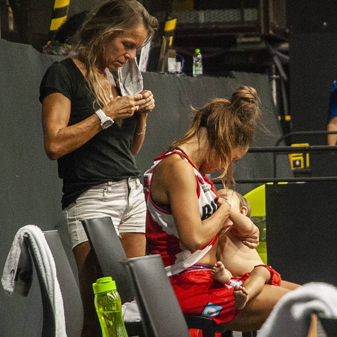 No intervalo de uma partida da SuperLiga Feminina de Basquete da Argentina, a jogadora Antonella González aproveitou para amamentar a filha Mady (Foto: Reprodução/Twitter)