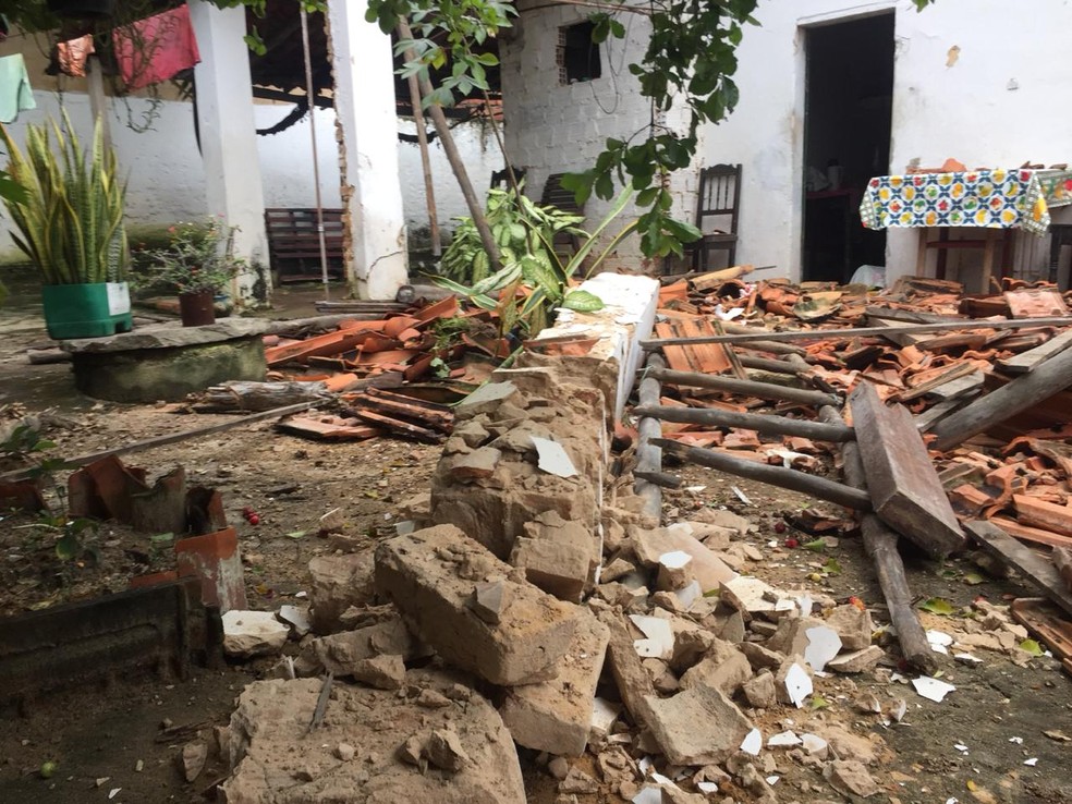 Vítima ficou presa nos escombros após queda de telhado — Foto: Kairo Amaral/TV Clube
