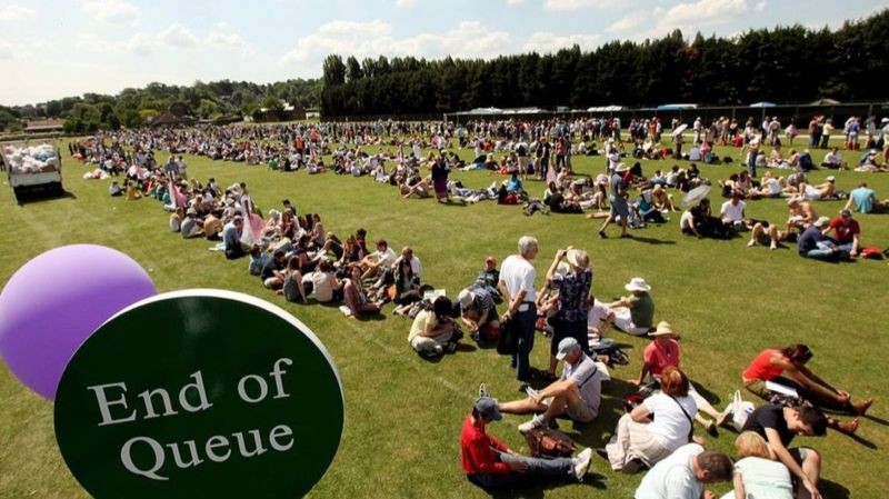 As filas para comprar ingresso para o Torneio de Wimbledon, em Londres, têm regras de comportamento e acampamento noturno (Foto: Getty Images via BBC News)