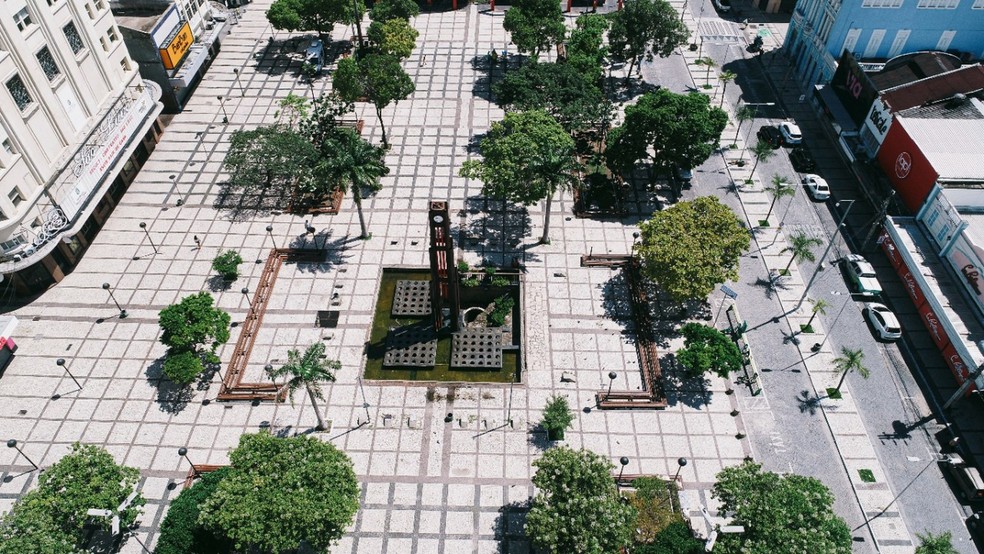 Praça do Ferreira, no Centro da capital cearense, fica vazia durante a pandemia de coronavírus — Foto: Paulo Alberto/SVM