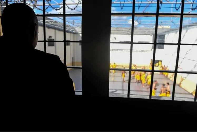 Pescador relata drama após passar 35 dias preso por engano em SC: 'Dormi em cima do vaso sanitário'