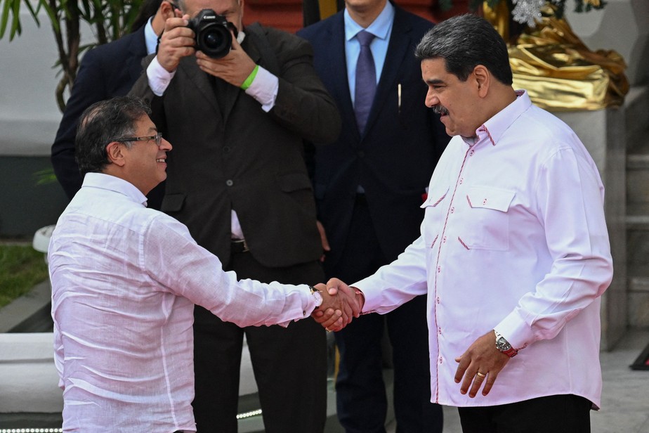 Gustavo Petro e Nicolás Maduro se cumprimentam em Caracas; o colombiano tem atuado como facilitador do diálogo