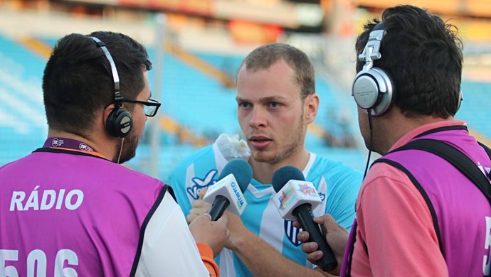Com lesão no joelho, Lucas Coelho vira baixa no Avaí e volta ao Grêmio