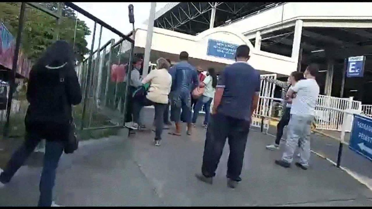 Ponto de vacinação contra Covid-19 em shopping de Contagem registra longas filas nesta terça - Vimarsana News