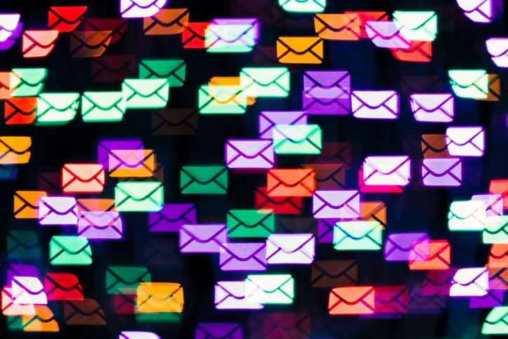 Multi Colored Envelope Shape Bokeh Backdrop on Dark Background. (Foto: Getty Images)