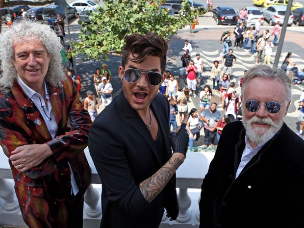 Brian May e Roger Taylor, integrantes originais do Queen, e o cantor Adam Lambert (centro), que substitui Freddie Mercury como vocalista, posam para fotos no Copacabana Palace, no Rio. O grupo será a atração principal do Rock in Rio no dia 18 (Foto: Fábio Motta/Estadão Conteúdo)