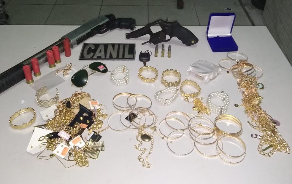 Material encontrado e apreendido pela polícia após perseguição em Teresina — Foto: Divulgação/PM
