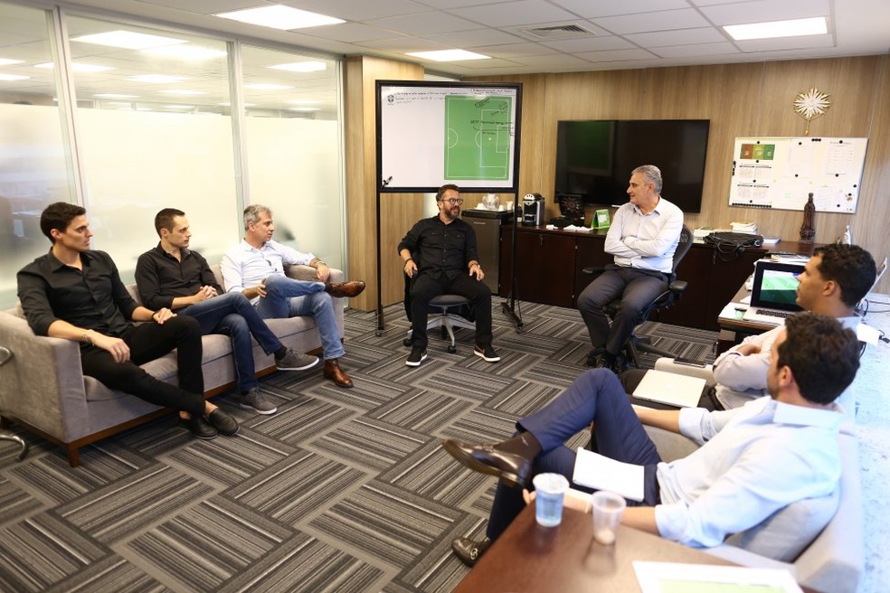 Tite e auxiliares trabalham na sede da CBF (Foto: Lucas Figueiredo/CBF)