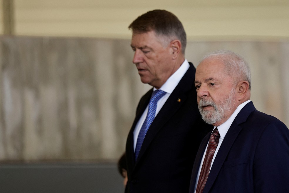 Lula recebeu o presidente da Romênia, que faz fronteira com a Ucrânia. — Foto: Ueslei Marcelino/Reuters