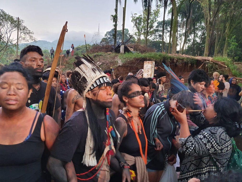 Indígenas em terreno no Jaraguá protestam contra decisão judicial que exige que eles deixem terreno da construtora Tenda — Foto: Bárbara Muniz Vieira/G1