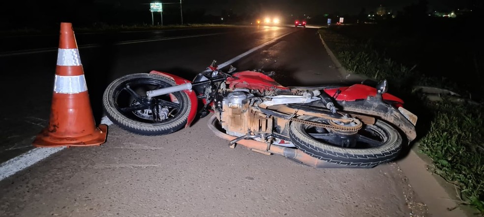 Motos colidiram lateralmente na BR-163 — Foto: Vander Gomes