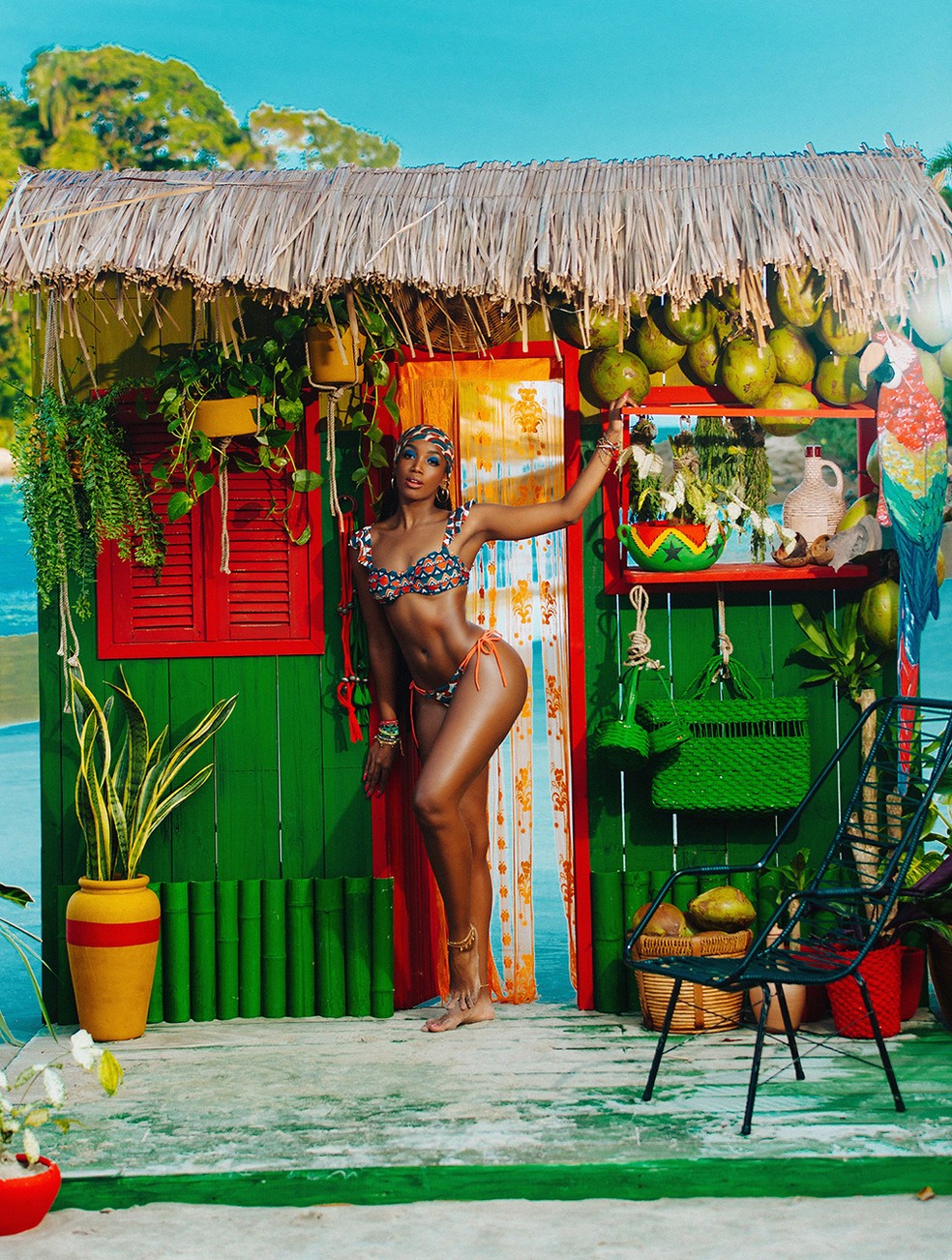 Iza enfatiza as cores do reggae no clipe da música 'Brisa' — Foto: Rodolfo Magalhães / Divulgação
