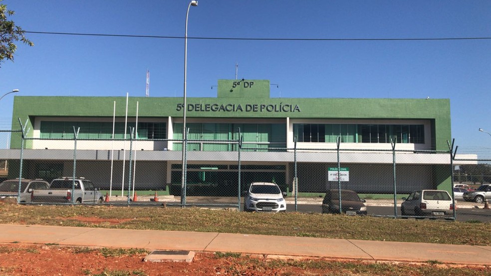 Fachada da 5ª Delegacia de Polícia, na área central de Brasília — Foto: Brena Silva/G1