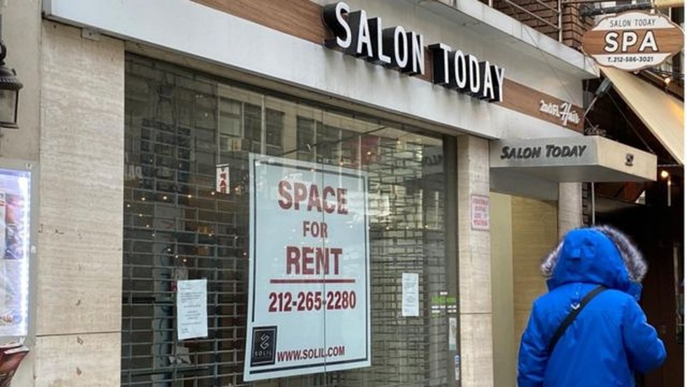 Em um dos quarteirões mais caros de Nova York, são muitas as lojas fechadas e os prédios inteiros vazios — Foto: HELOISA VILLELA/via BBC