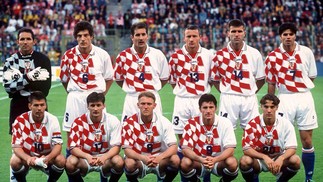 Uniforme principal da Croácia na Copa de 1998, quando foi semifinalista, perdendo para a campeã França — Foto: Alexander Hassenstein/Bongarts/Getty Images