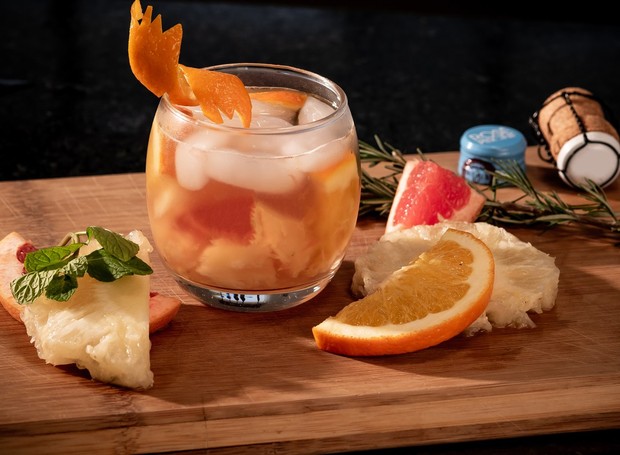Não deixe de decorar o Mojito Spritz com a casca da laranja utilizada no preparo (Foto: Rosé Piscine / Divulgação)