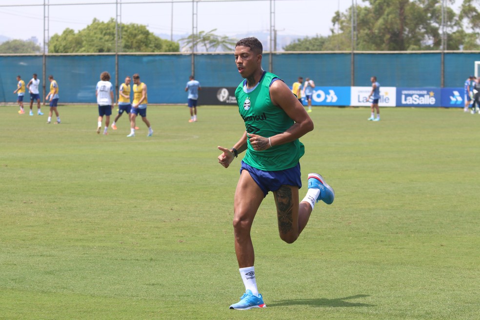 Jean Pyere corre em treino do Grêmio — Foto: Eduardo Moura