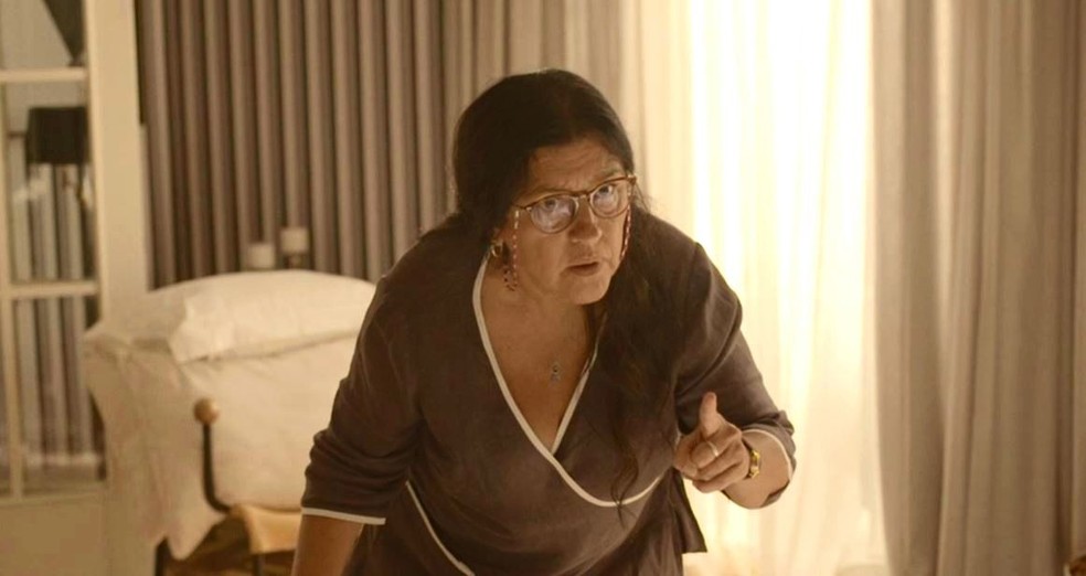 Lurdes (Regina Casé) dá ultimato em 'Amor de Mãe' — Foto: Globo