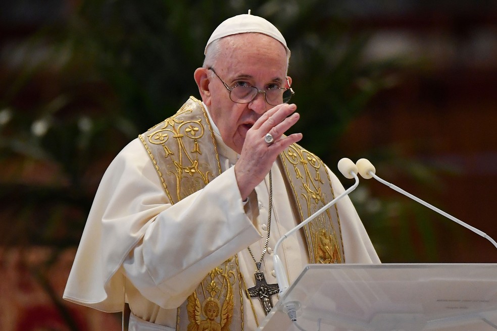 Papa Francisco dá a benção "Urbi et Orbi" na Basílica de São Pedro, neste domingo de Páscoa  — Foto:  Andreas Solaro / Reuters 