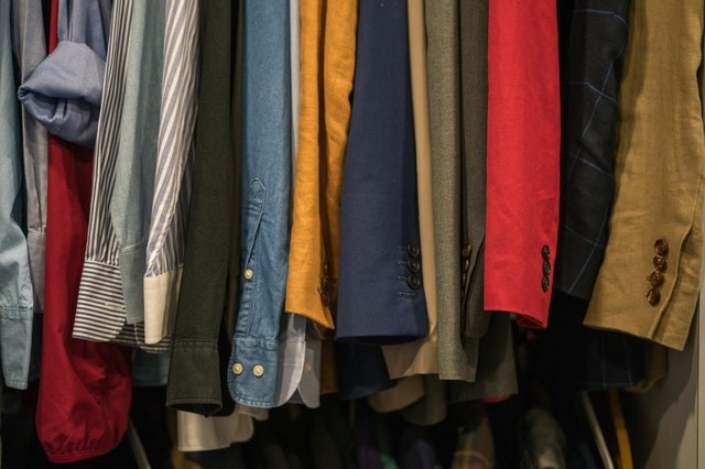 Camisas e casacos devem ser pendurados no cabide e blusas de lã, dobradas (Foto:  mentatdgt / Pexels / Creative Commons)
