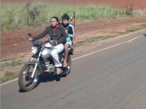 ANDANDO DE MOTO SEM CAPACETE NA RUA 