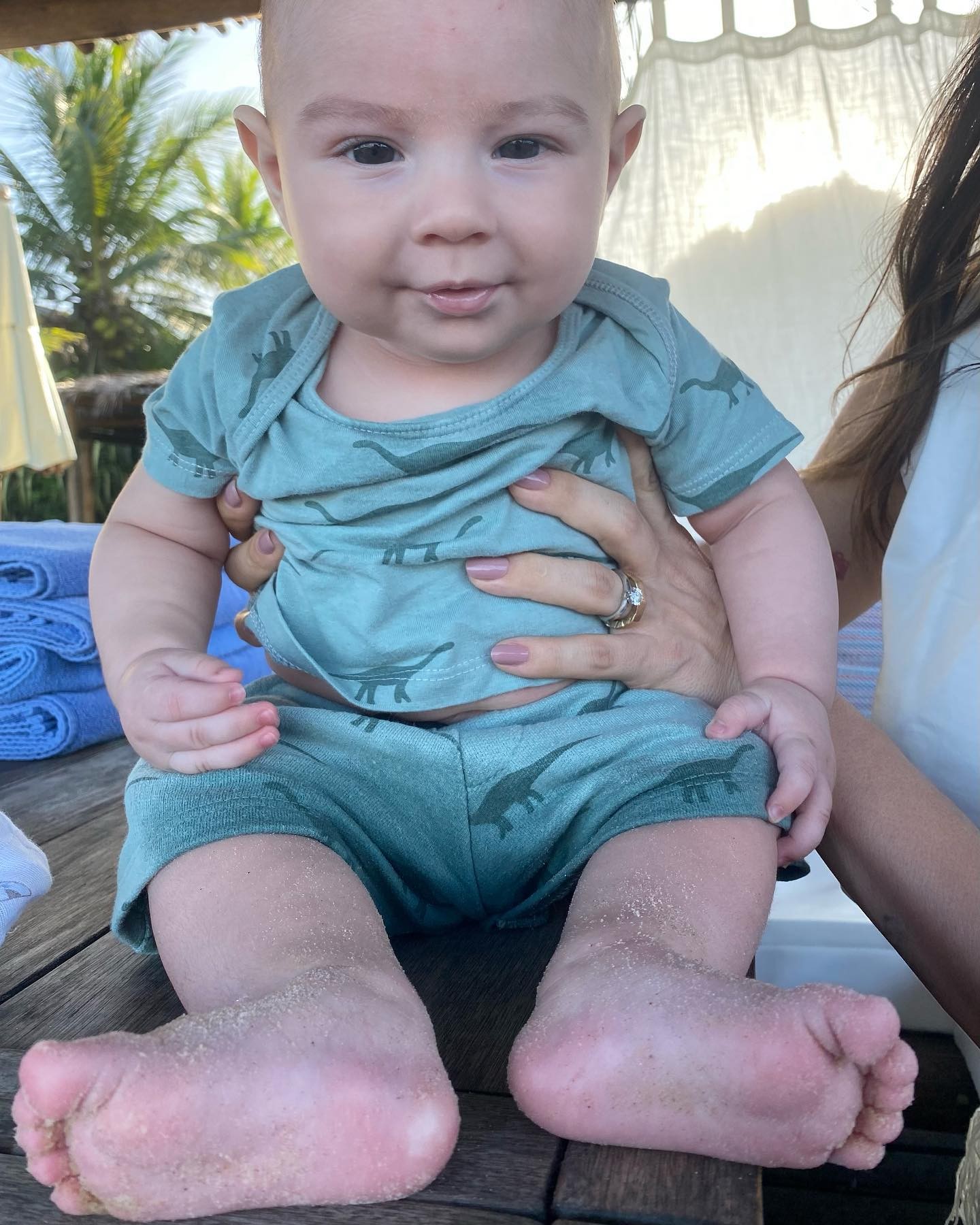Thaila Ayala encanta ao mostrar primeira ida do pequeno Francisco, seu filho com Renato Goes, à praia (Foto: Reprodução/Instagram)
