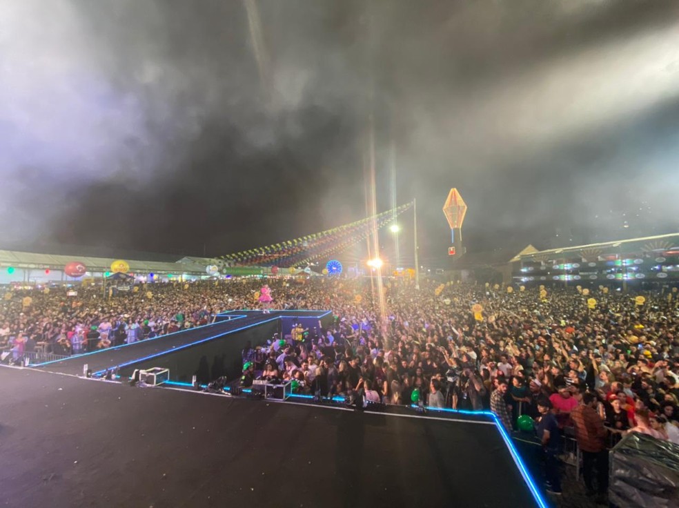 Milhares de pessoas foram até o Pátio de Eventos na abertura do São João de Caruaru — Foto: Joalline Nascimento/g1