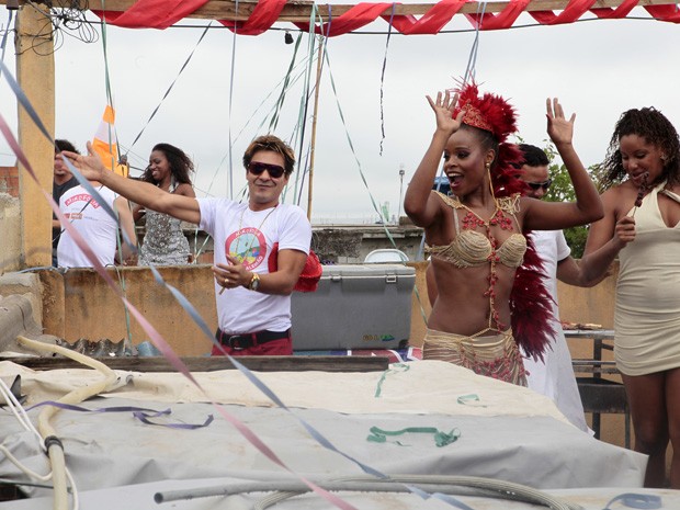 É carnaval em Salve Jorge! Roberta e André gravam cenas especiais para novela (Foto: Salve Jorge/TV Globo)