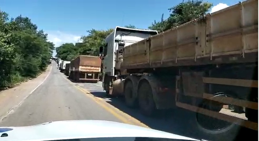 Fila de veículos se formou na rodovia — Foto: Jairo Santos/TV Anhanguera