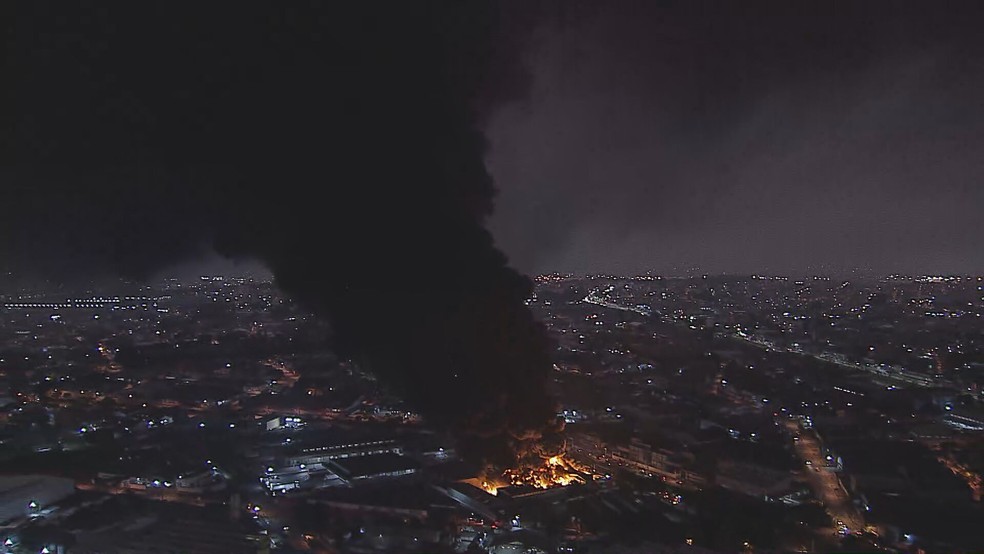Fumaça de incêndio em galpão de reciclagem em Guarulhos, na Grande SP, na manhã desta segunda (20) — Foto: Reprodução/TV Globo