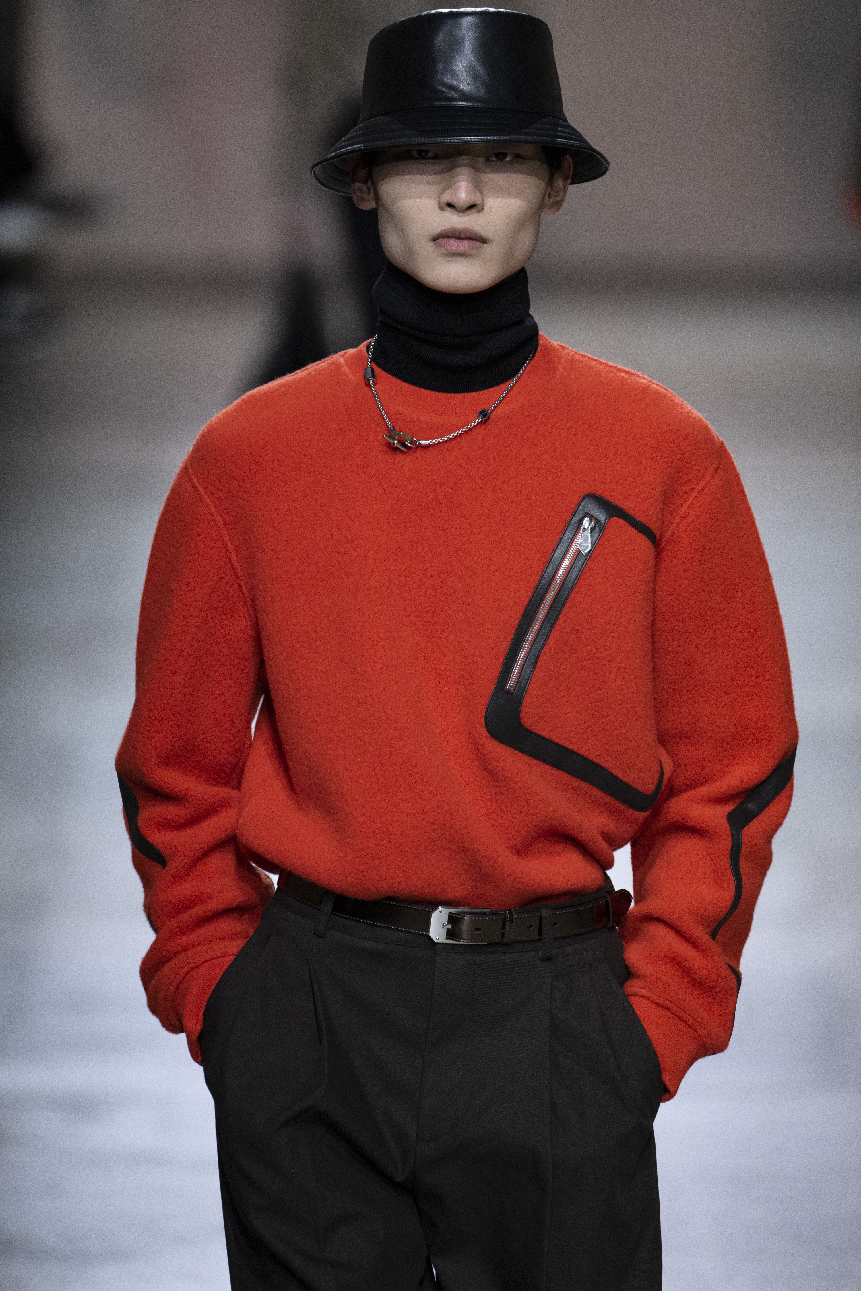 PARIS, FRANCE - JANUARY 22: A model walks the runway during the Hermes Ready to Wear Fall/Winter 2022-2023 fashion show as part of the Paris Men Fashion Week on January 22, 2022 in Paris, France. (Photo by Victor VIRGILE/Gamma-Rapho via Getty Images) (Foto: Gamma-Rapho via Getty Images)