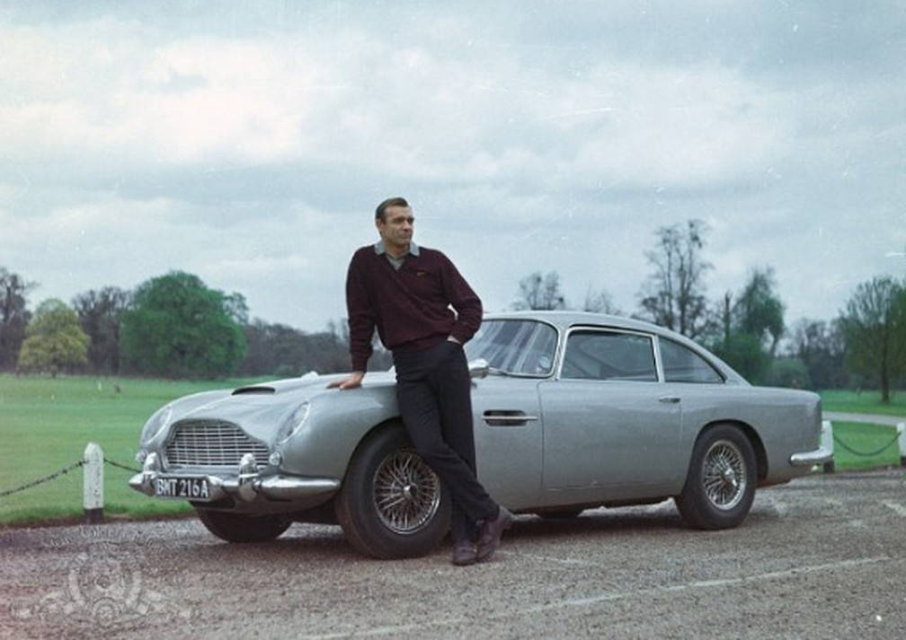 Sean Connery ao lado do Aston Martin DB5 em '007 contra Goldfinger' (1964) — Foto: Divulgação/MGM