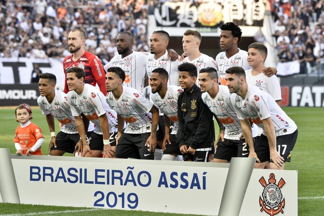 Carille aposta em rodízio do meio para frente e diz ter mais do que 11 titulares no Corinthians