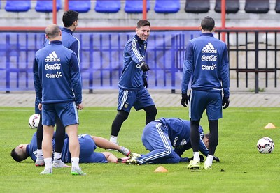 Messi se diverte com companheiros em treino da Argentina (Foto: AFP)